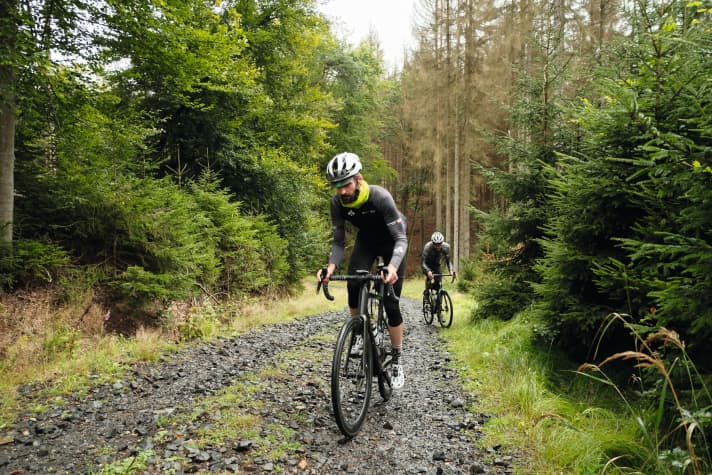 TOUR-Testleiter Jens Klötzer beim Test der neuen Shimano Dura-Ace im tschechischen Mittelgebirge.