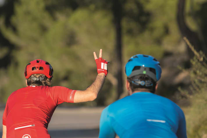 Vélo de course en groupe en ligne par deux