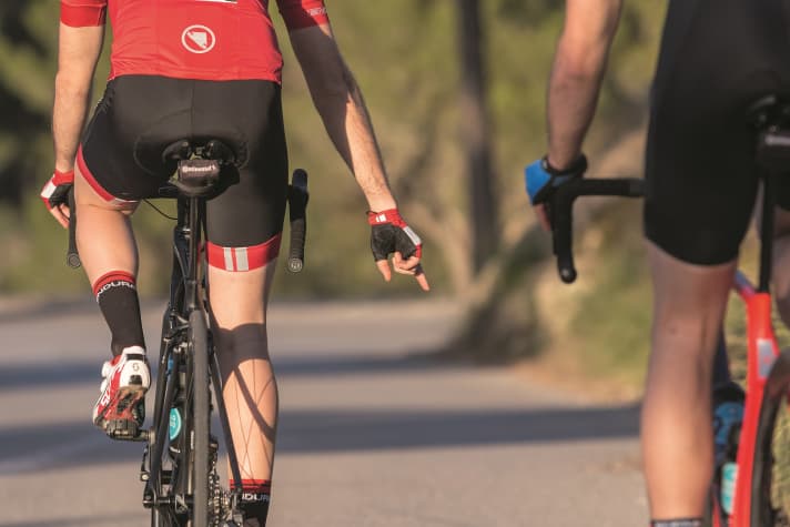 Hindernisse-anzeigen-Rennrad-fahren-in-der-Gruppe