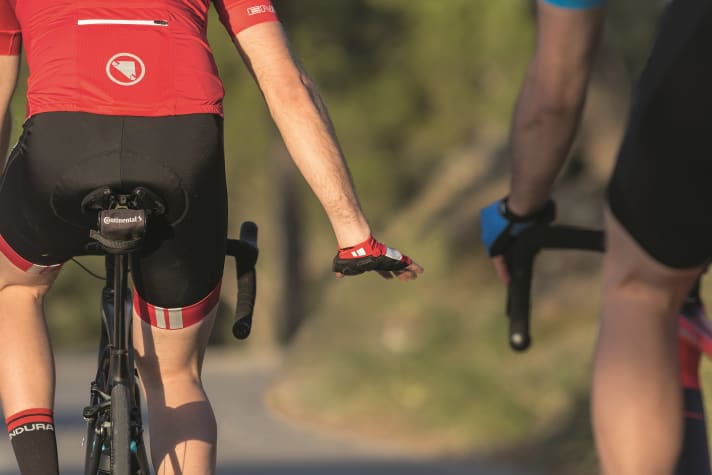 Rennrad-fahren-in-der-Gruppe-Tempo-rausnehmen