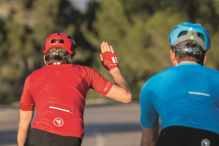 Faire du vélo de course en groupe-arrêt