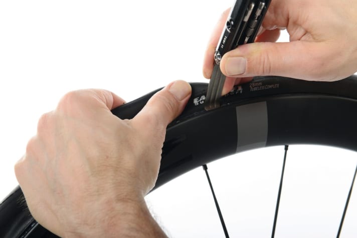 Mini-outil de crevaison pour vélo de course