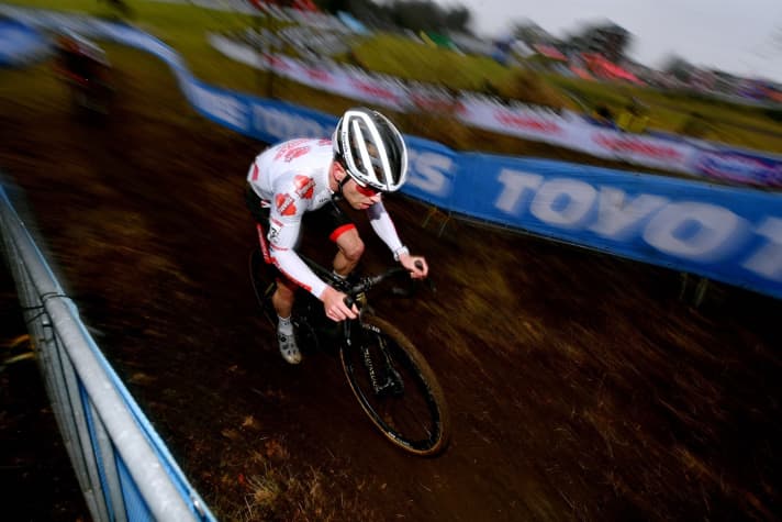 Pour marquer des points de manière continue lors des 14 étapes de la Coupe du monde de cyclocross UCI, il faut avoir du souffle. C'est le cas du Belge Eli Iserbyt, qui a remporté le classement général en 2021/22.