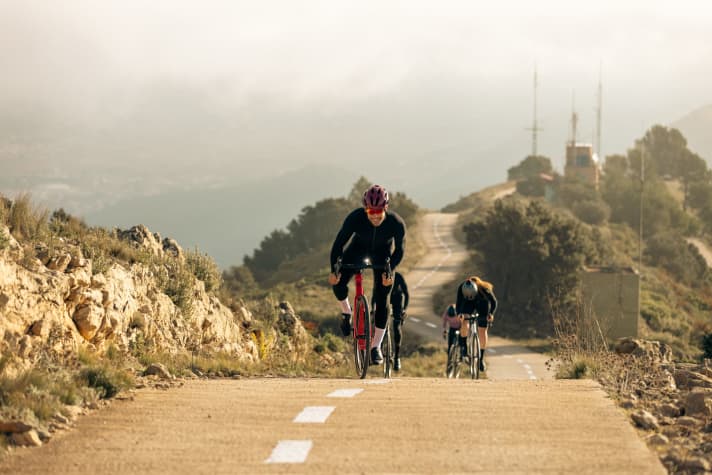 Eine Gruppe radfahrender Personen mit Rennradhelmen von Lazer mit KinetiCore Technologie