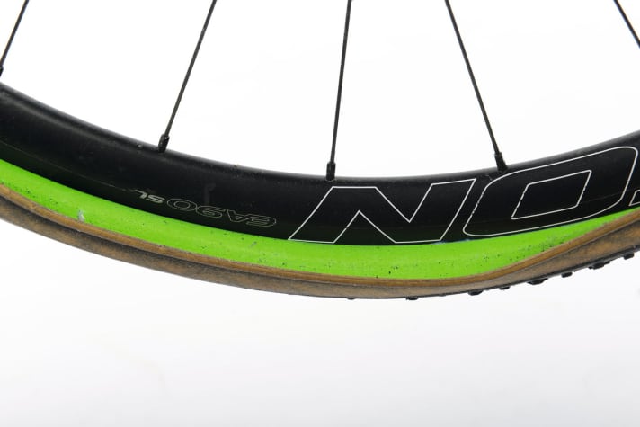 Crevaison d'un pneu de vélo de course Vittoria-Airliner