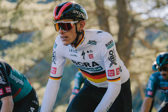 Nils Politt mit seiner neuen Dienstkleidung