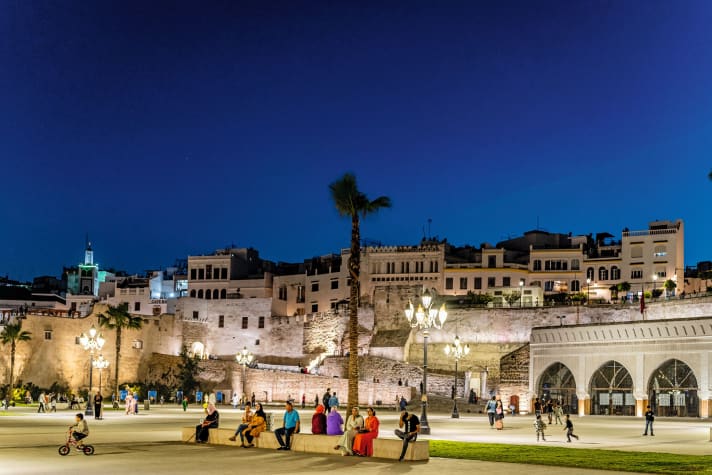 Promenade in the evening: the harbour promenade of Tangier below the medina
