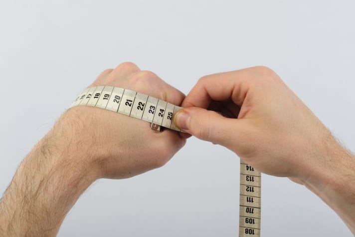 So messen Sie den Handumfang, um die passende Größe von Handschuhen zu bestimmen: Gemessen bei locker geschlossener Faust ohne den Daumen