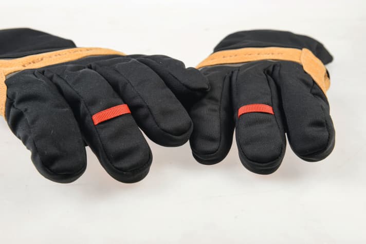 Les deux aides au retrait rouges de Pearl Izumi sont pratiques ; ce qui est énervant, c'est que l'intérieur de la main n'est pas fixé lors du retrait.