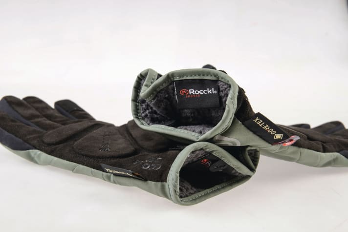 La fourrure de nounours dans les gants légers de Roeckl Sports réchauffe bien et les gouttes de pluie perlent complètement à l'extérieur.