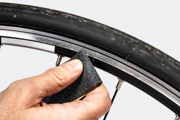 Kann oft der Auslöser für eine ungleichmäßige Bremsleistung oder ein Ruckeln der Felgenbremse sein: ein unsauberer Felgenstoß. 