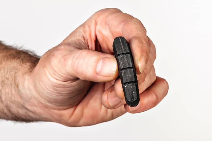 Steinchen und Alu-Späne sind oft die Ursache, warum Felgenbremsen am Rennrad schlechter funktionieren oder quietschen. 