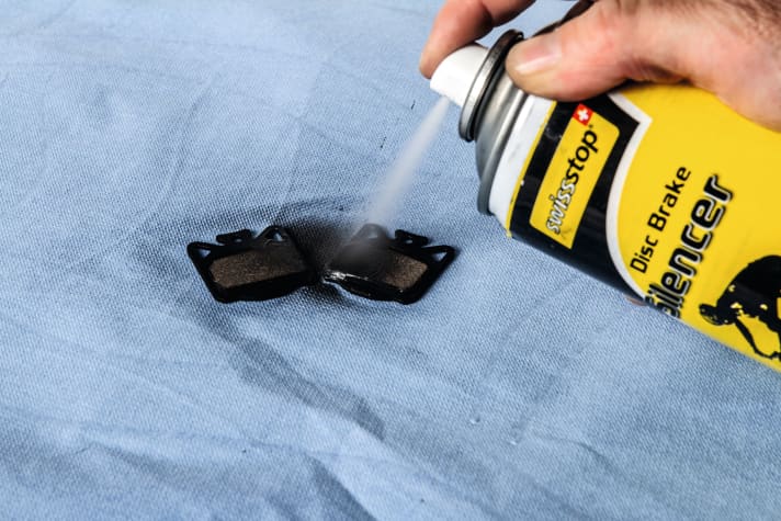 Oft verschwindet das Quietschen nach ­einer Einbremsphase – wenn nicht, hilft tatsächlich der Disc Silencer von SwissStop.