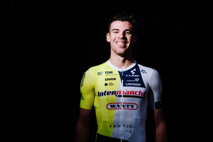 Verge Sport replaces Nalini as jersey manufacturer, the main colours remain neon yellow, navy blue and white