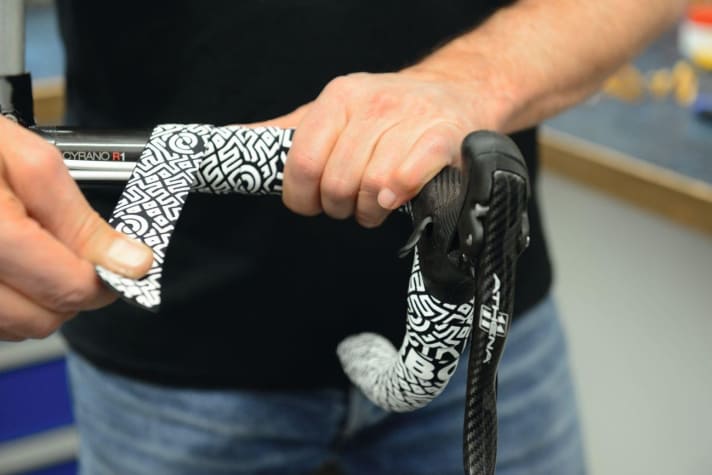 Jedes Lenkerband wurde von TOUR-Werkstattleiter Christoph Allwang gewickelt. Die Erfahrungen des Schrauber-Profis gingen in die Bewertungen ein.