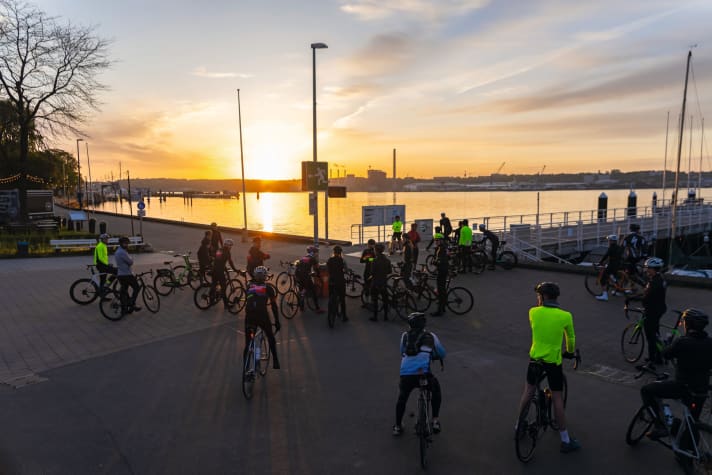 Kiel Dawn Patrol: Pünktlich! Am Pier der Reventloubrücke, um Punkt 5.30 Uhr geht´s los