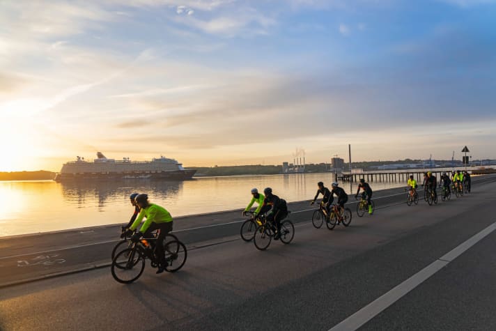 Der Sonnenaufgang an der Kieler Förde entschädigt fürs frühe Aufstehen