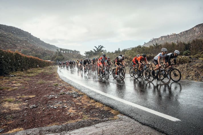 Epic Gran Canaria: Rain pours down on the riders in the Ayagaures valley - a rare sight in the south of the island