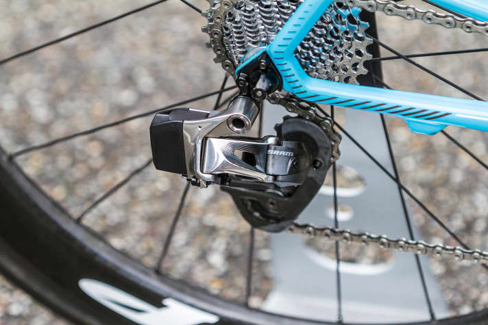 Wireless: The electronic eTap shifting system from SRAM transmits the shifting commands wirelessly.