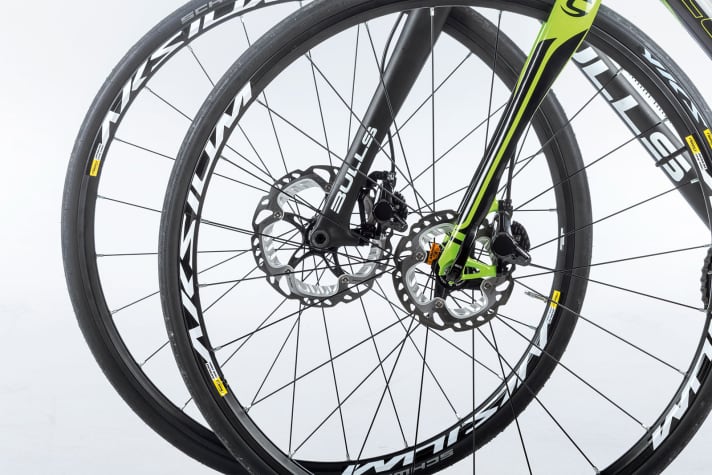   Size comparison: 140-millimetre discs (pictured right) are too small for long, steep descents. However, the potent 180 mm disc on the Bulls is still an isolated case.