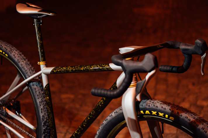 Stahlmuffen treffen auf Carbon-Rohre und Spezial-Optik: Das Bike Ahead Projekt Size Matters 32” Gravelbike ist definitiv ein Hingucker.