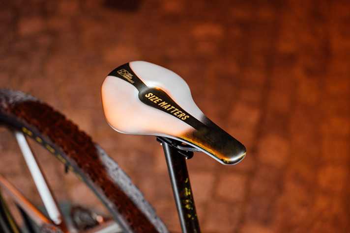 Rien n'est laissé au hasard sur ce vélo d'exposition customisé. La selle en carbone Bike Ahead porte le titre du projet Gravelbike 32" : "Size Matters".
