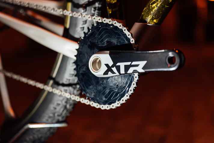 Le pédalier aéro usiné CNC du vélo de gravel customisé provient d'Alugear en Pologne et orne une manivelle Shimano XTR.
