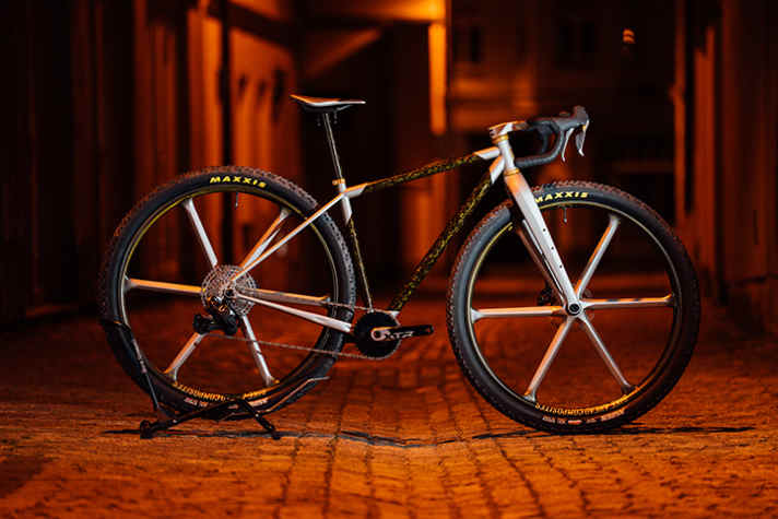 Für alle, die sich selbst ein Bild von einem 32” Gravelbike machen wollen: Das Bike Ahead Projekt Size Matters kann auf der Cycling World in Düsseldorf bestaunt werden.