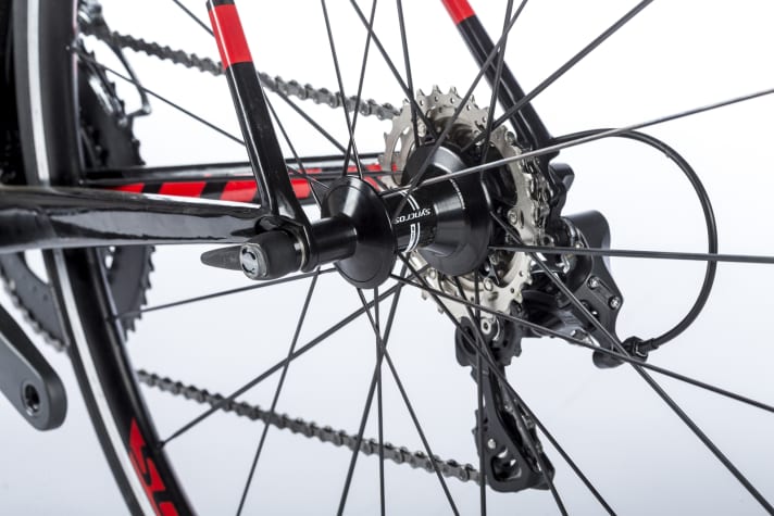   Swiss Connection: The high-quality Synchros wheels with elegant hubs are manufactured by DT-Swiss - a Swiss brand like Scott.