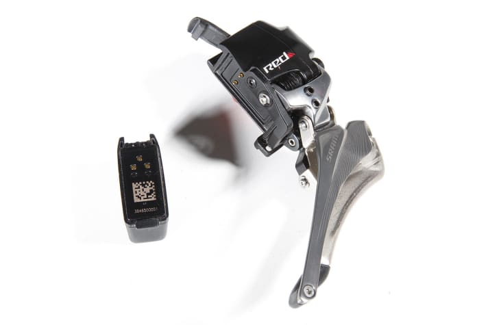   Schaltung Sram eTap: Der Umwerfer kann mehr als 10 Kilo zur Seite drücken.
