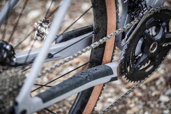   The lowered chainstay leaves room for 50-millimetre tyres and two chainrings.
