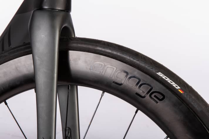 The Engage wheels with high carbon rims on the Benotti Fuoco Aero