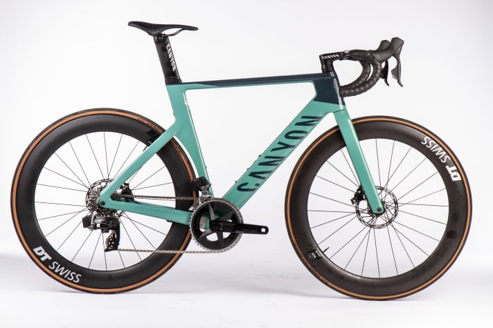 Our test bike: the Canyon Aeroad CF SLX 7 weighing 8.3 kilos.