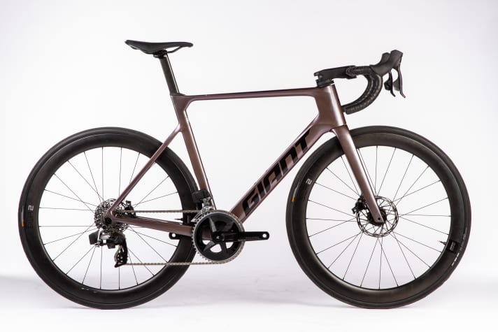 Notre vélo de test : le Giant Propel avec groupe SRAM Rival eTap AXS.