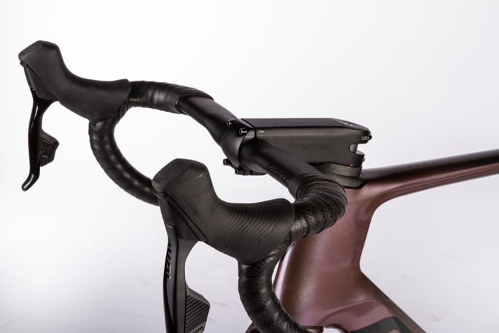 Cockpit bien rangé sur le vélo de course Giant