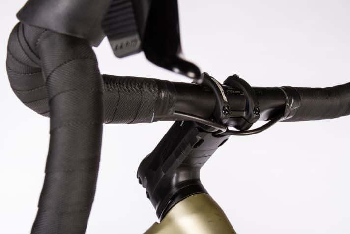 The cables disappear under the stem inside the frame of the Reacto Rival.