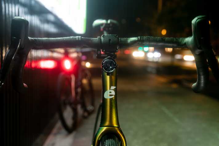 Sitzt gut: die Supernova Airstream2 Upside Down, mittig platziert unterm Vorbau