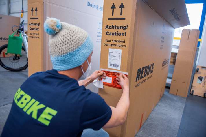 In der Regel gibt's ein Jahr Gewährleistung und die Räder werden gegen einen Aufpreis versendet