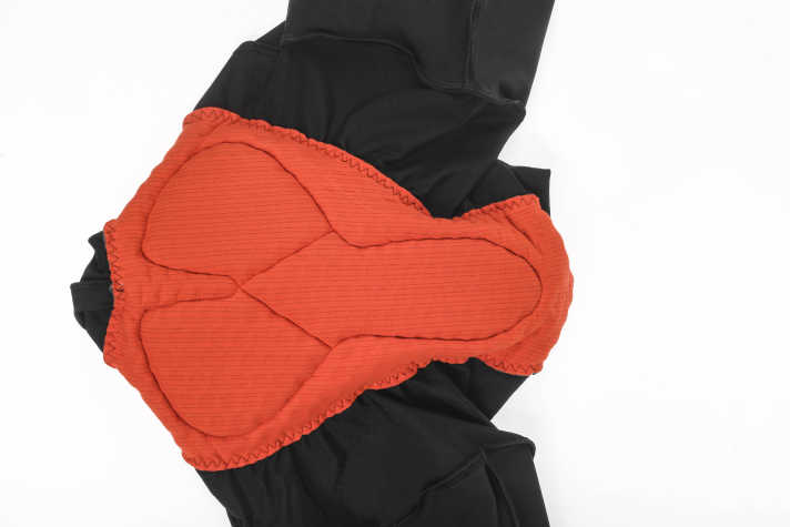 The seat cushion is sufficiently wide and well positioned, but could be a little more pressure-resistant