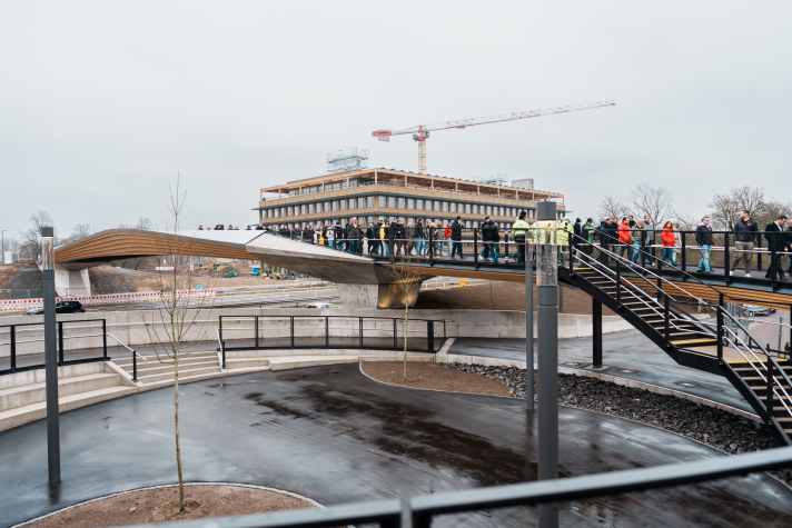 La passerelle Franklin enjambe la B38 et relie deux quartiers de la ville