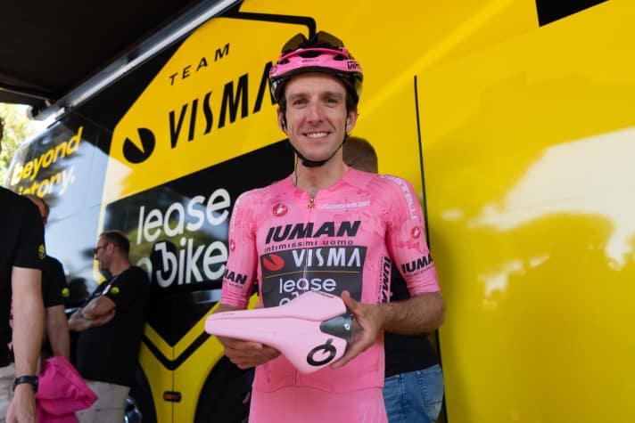 Simon Yates avec sa selle rose de Prologo