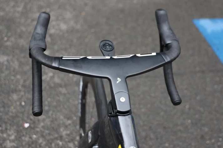 Der Oberlenker ist extrem in die Länge gezogen. Fahrer mit kleinen Händen dürften damit ihre Probleme haben.