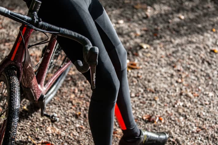 Les cuissards lourds et longs avec membrane offrent la meilleure protection contre le froid et l'humidité pour les cyclistes sur route en hiver.