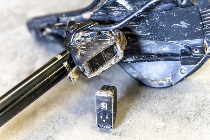 Den Akku-Stand zeigt die App oder die Diode am Stützenkopf: grün voll, rot halbvoll, rot blinkend – schleunigst nachladen. Das dauert nur eine Stunde, und dann hält der Akku wieder – je nach Nutzung - rund 40 Stunden.