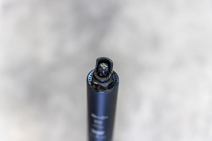 Einfach Aufpumpen? Wenn die Stütze mal nicht mehr so knackig aus- und einfährt, kann man sie ganz einfach über das Ventil am Fuß der Stütze entlüften.