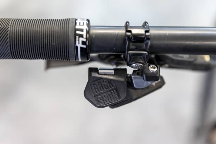Crisp and direct: You quickly get used to the feel of the remote. The trigger command is transmitted by radio. A short press on the paddle is enough.