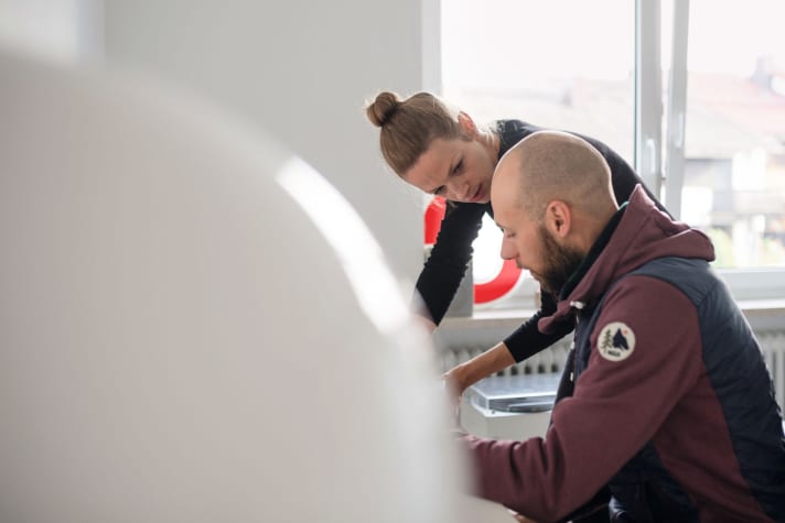 Anne, sa compagne, aide au travail autour des Pushbikers