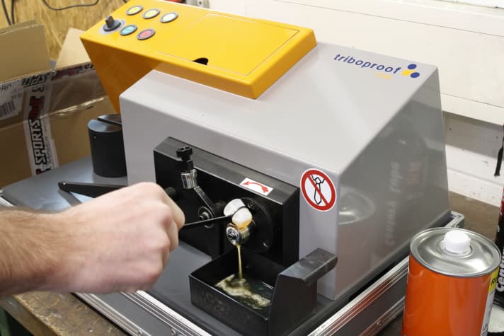   Beim Brugger-Test werden die Schmiermittel auf ihre Belastbarkeit getestet.