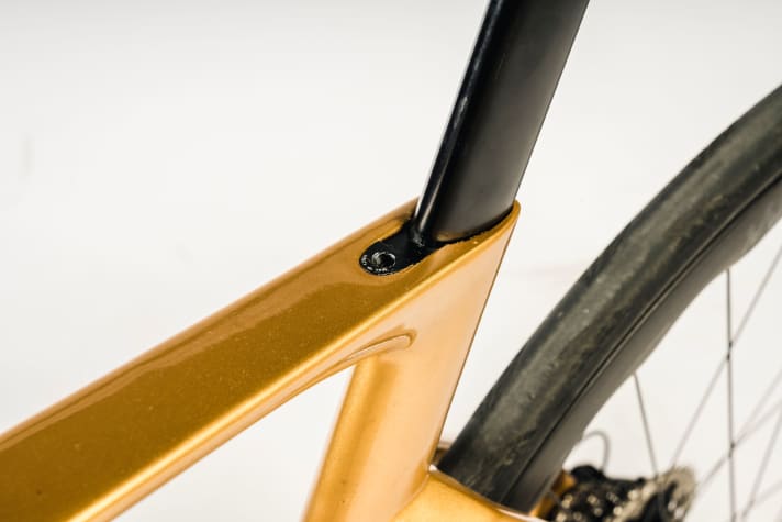 Die Einstellung der Sattelhöhe ist etwas hakelig, die Einstellschraube sitzt tief in der Klemmung