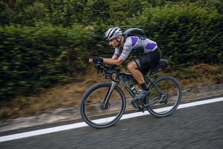 Profi-Graveler Paul Voß: “Meine Ziele werden wieder das Unbound und die Gravel-WM sein; aber ich fahre so viele coole Events, bei denen ich performen will oder zumindest eine gute Zeit haben möchte.” Den Saisonauftakt bildete das Atlas Mountain Race im Februar. Aufgrund von Sitzbeschwerden musste er das Rennen leider abbrechen.